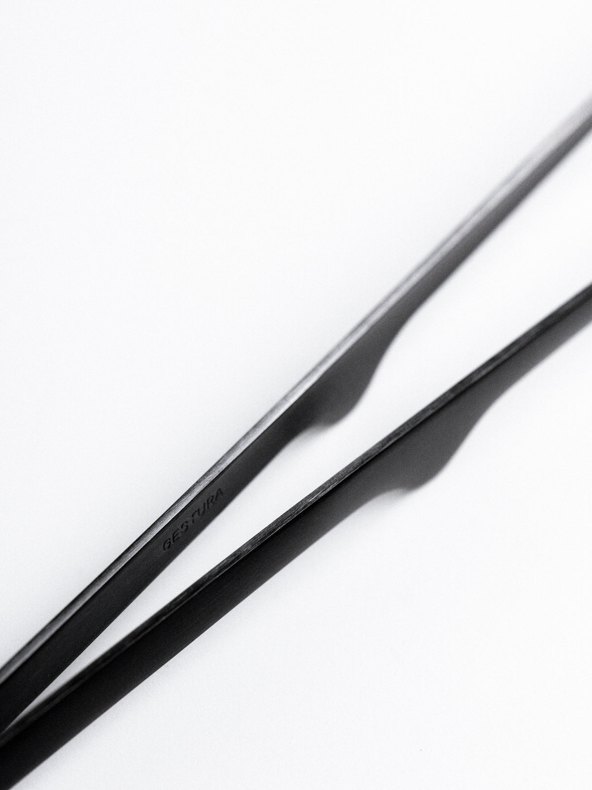 GESTURA Stando Gunmetal Tweezer